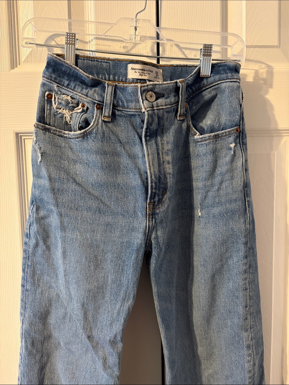 Abercrombie & Fitch High-Rise Relaxed Jeans in Light Blue Denim